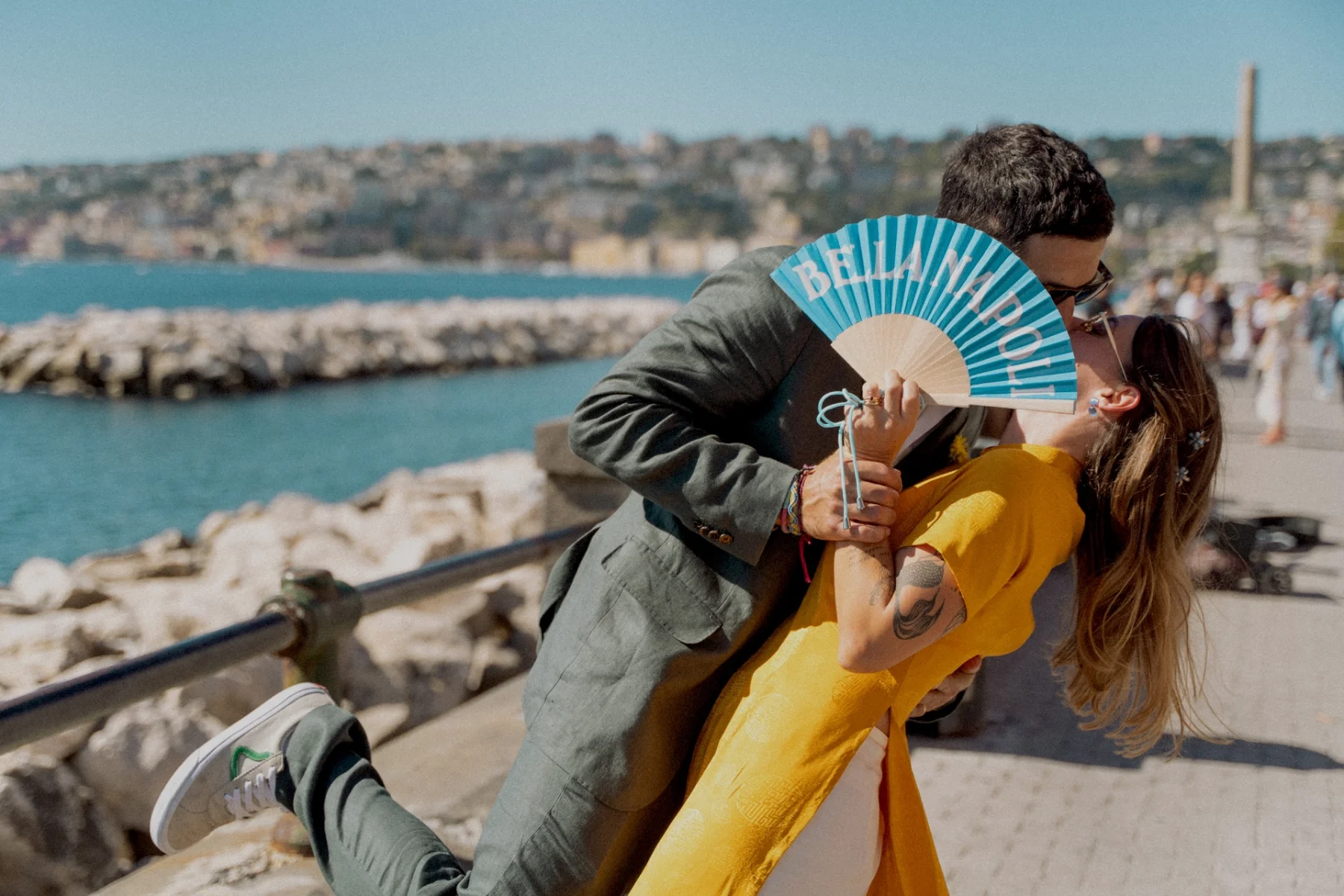 Il bacio degli sposi dietro un ventaglio Bella Napoli