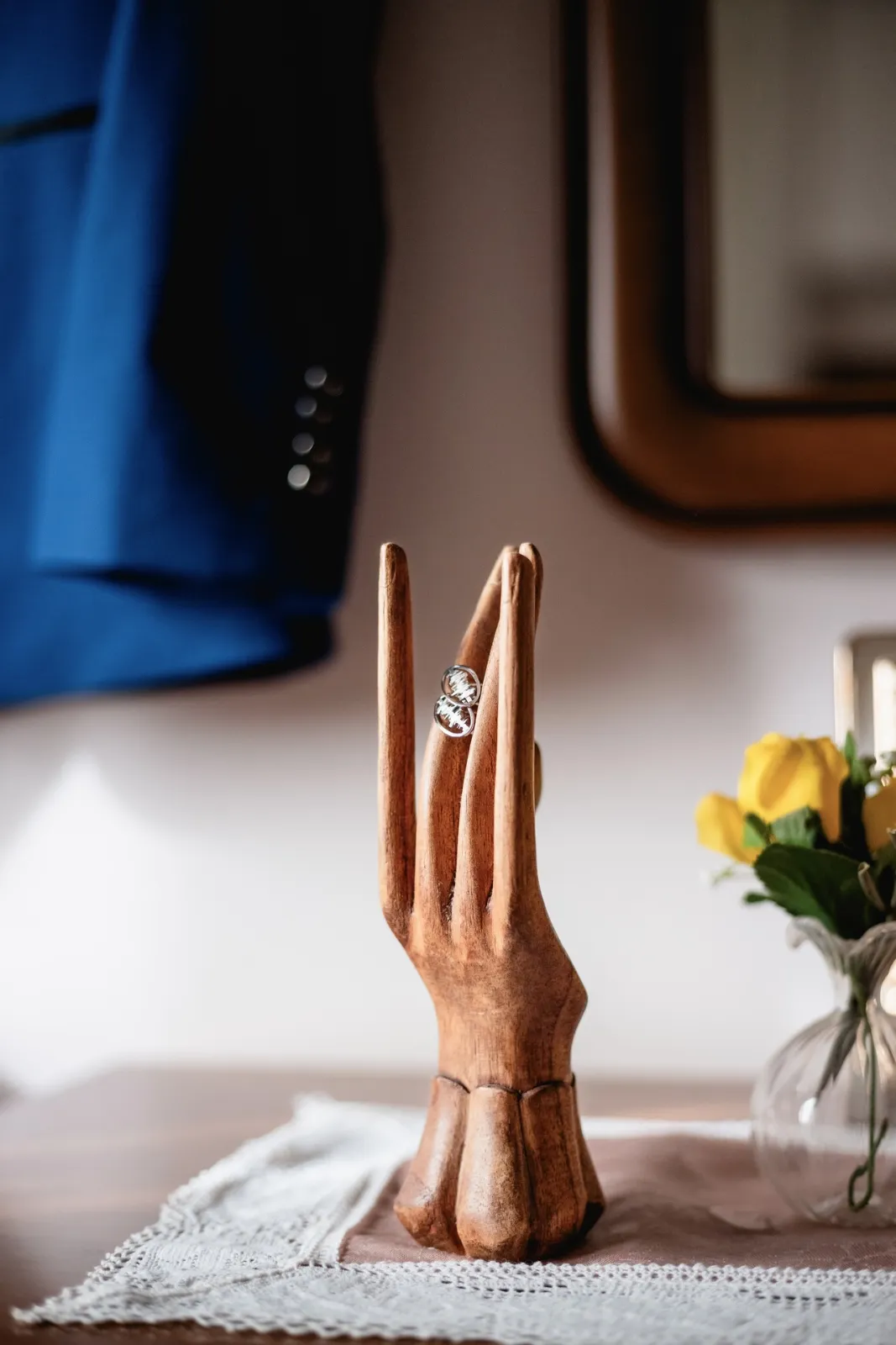 Le fedi su un porta anelli a forma di mano