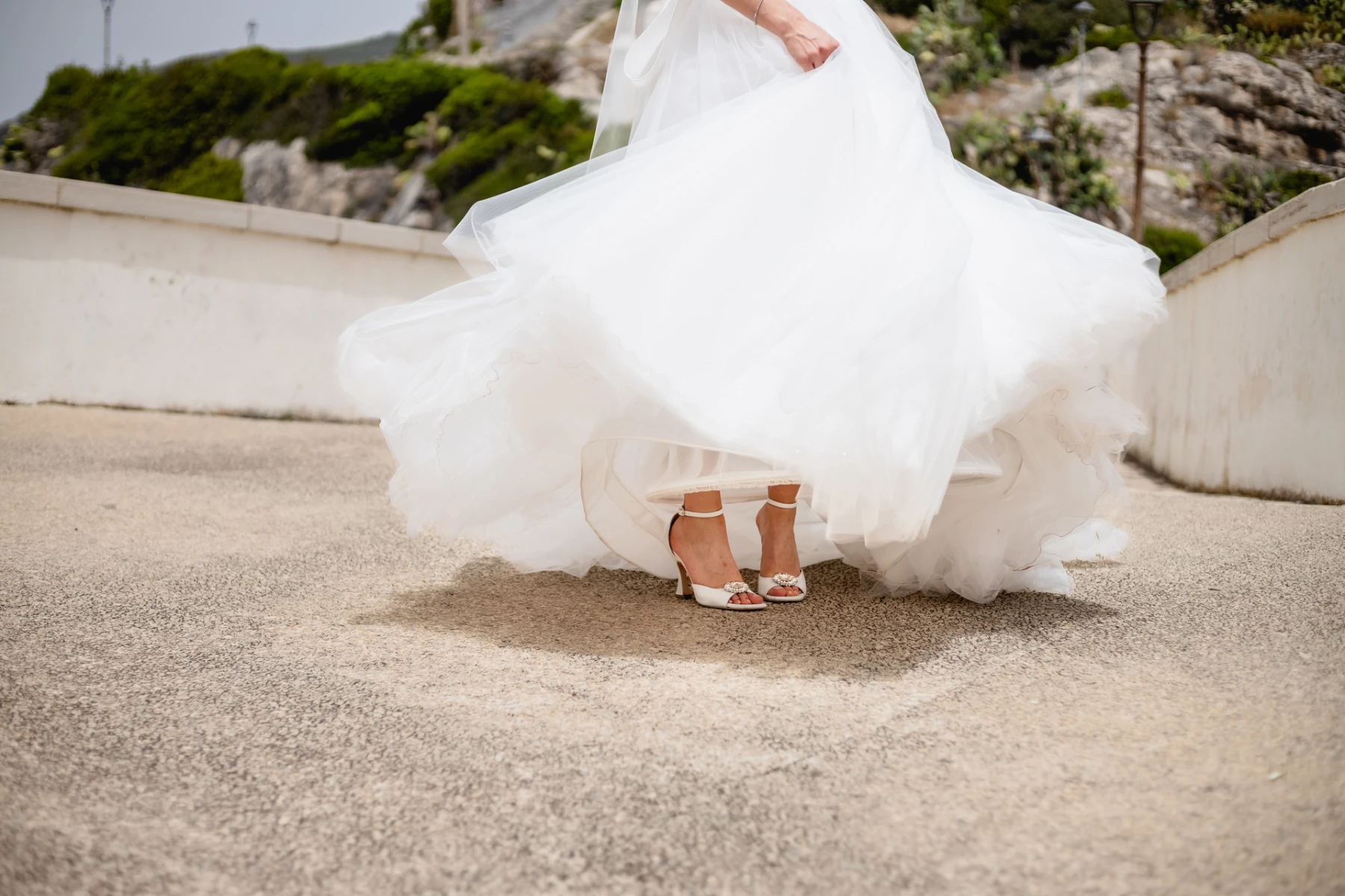 La gonna della sposa che gira nel vento