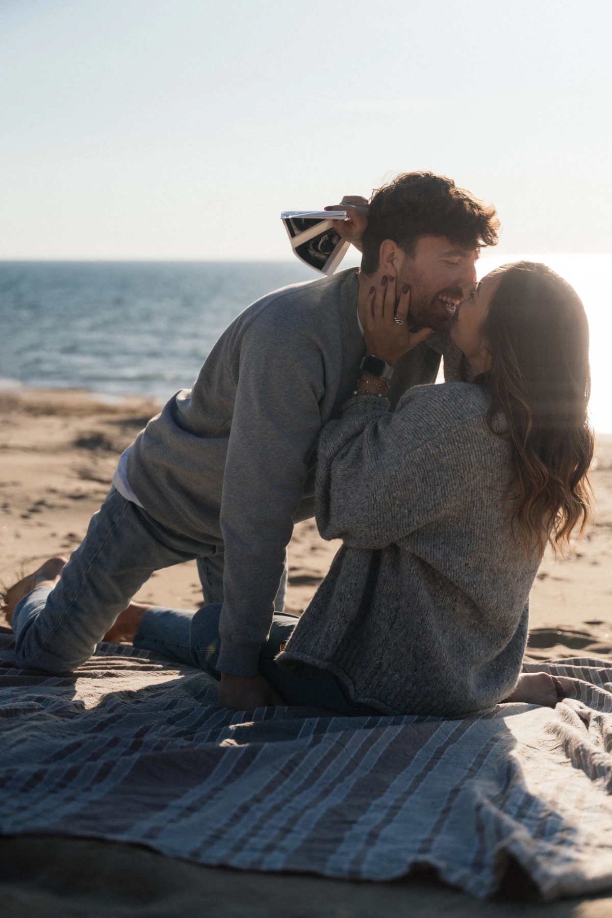 Un bacio sulla spiaggia con l'ecografia in mano