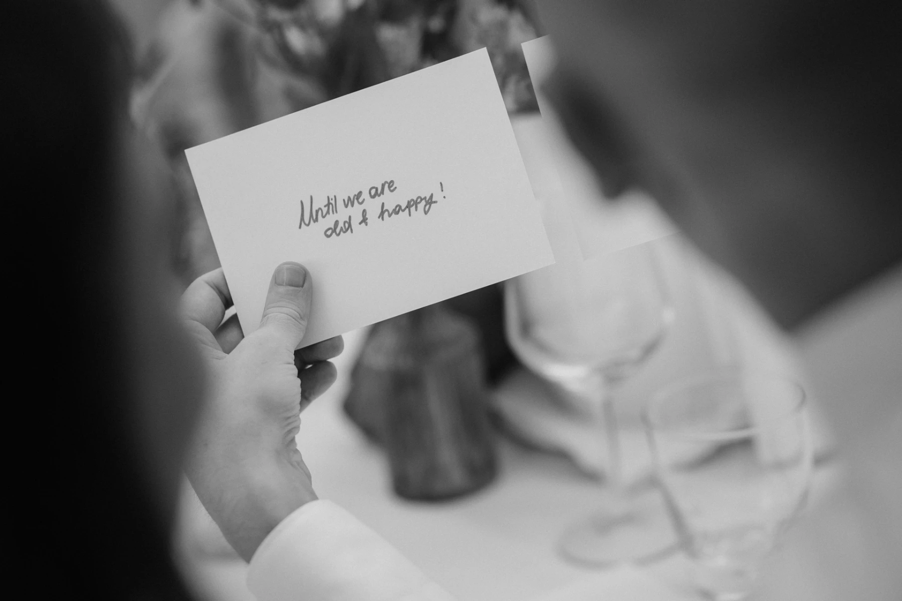 Un biglietto: Until we are old and happy