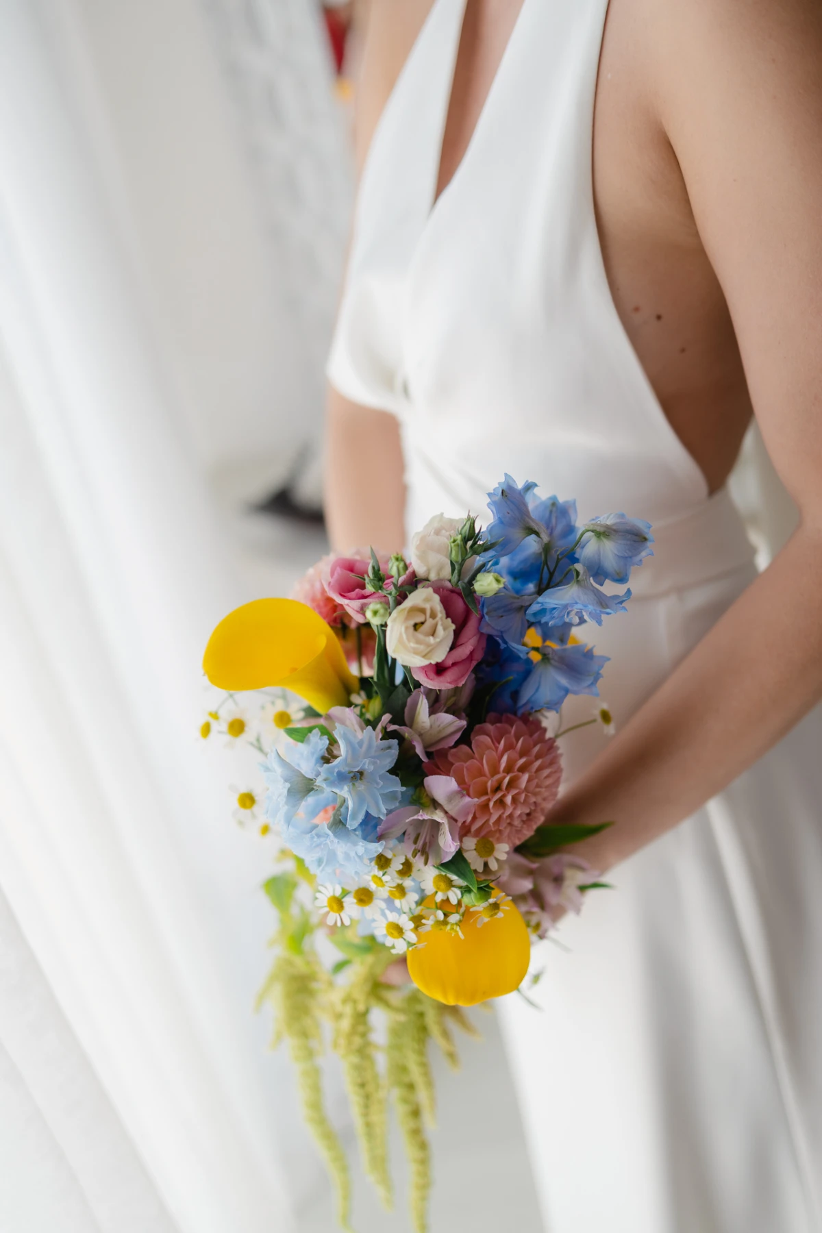 Un bouquet colorato tra le mani della sposa