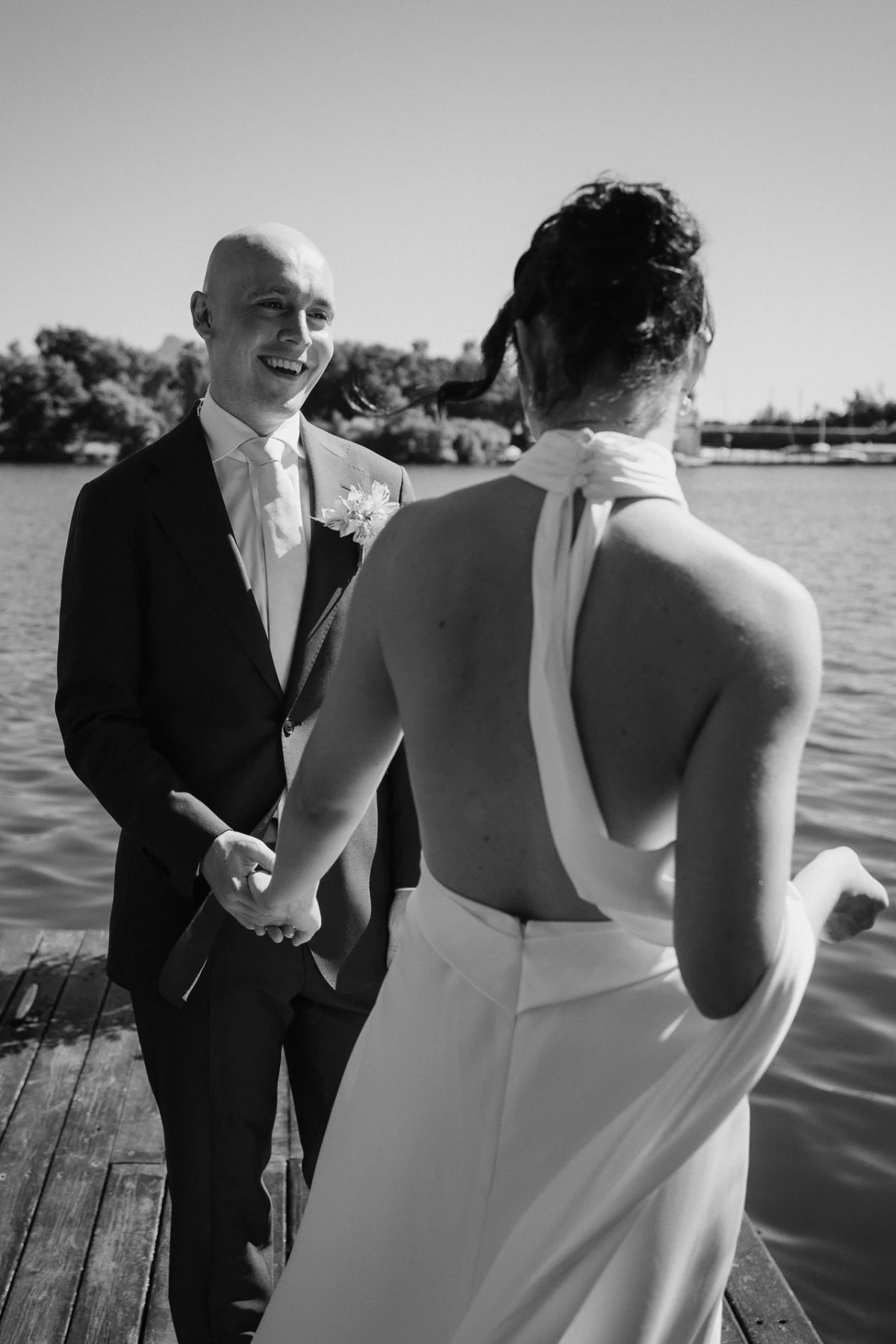 Gli sposi sul pontile del lago, in bianco e nero