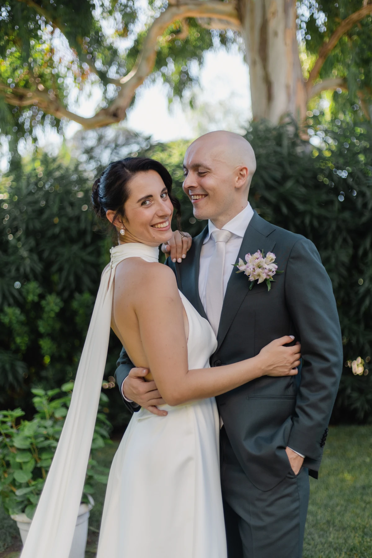 La sposa abbraccia lo sposo e sorride