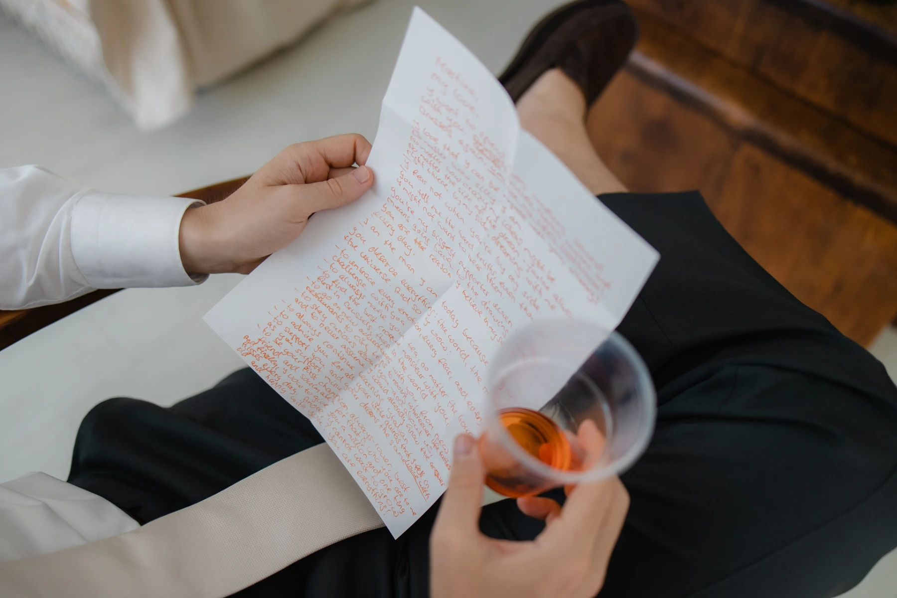 Una lettera scritta a mano e un aperitivo