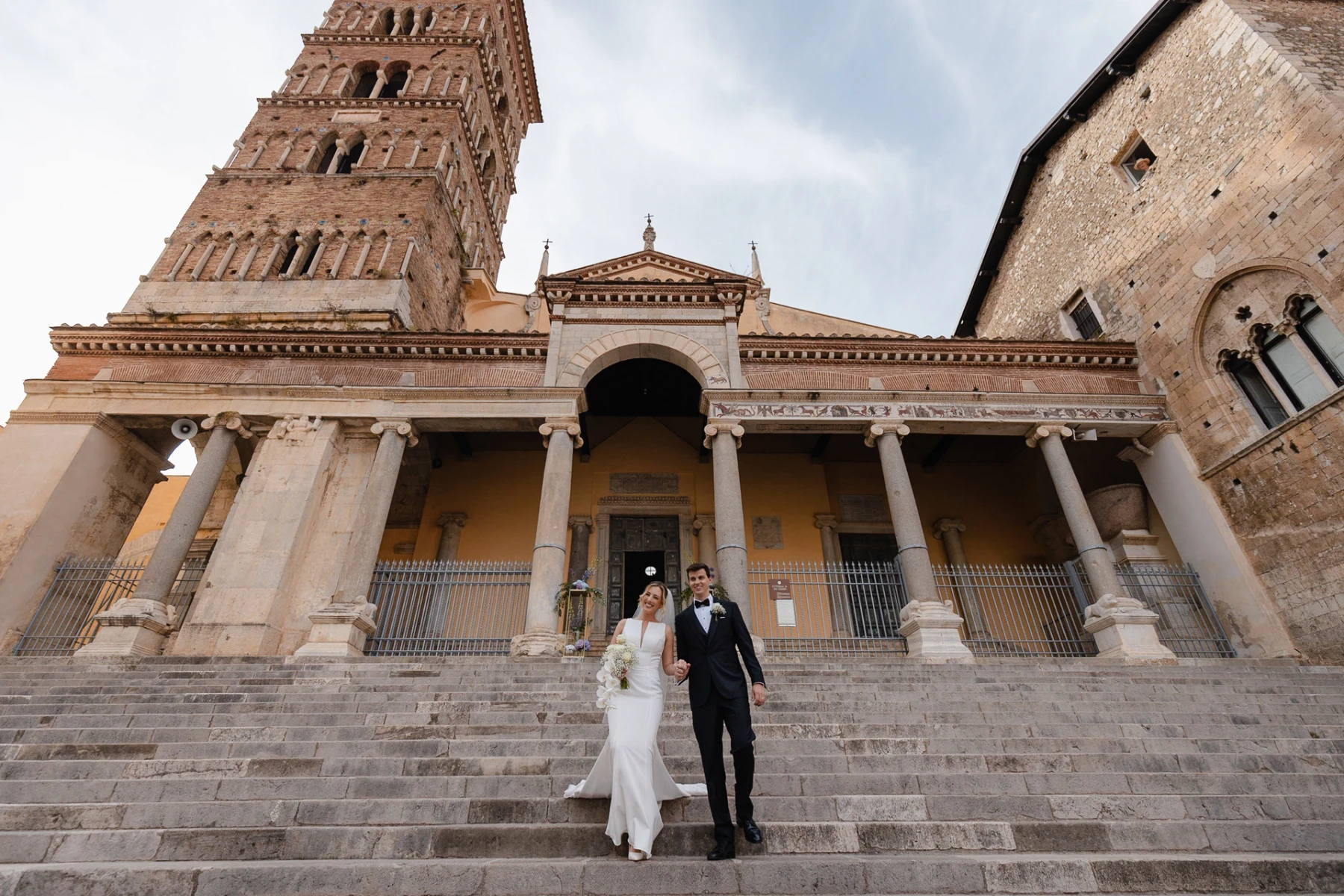 Gli sposi scendono le scale della cattedrale di Terracina