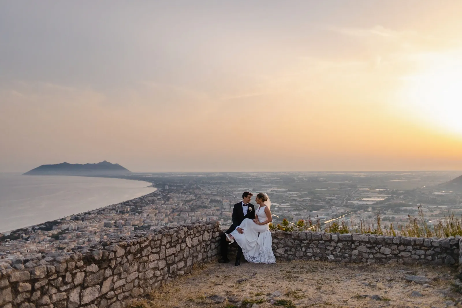 Gli sposi sul belvedere sopra Terracina al tramonto