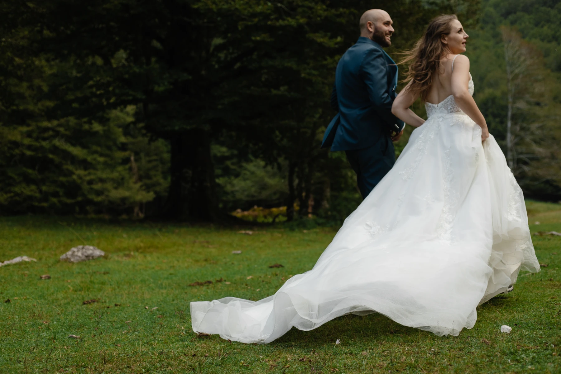 L'abito della sposa si apre sul prato