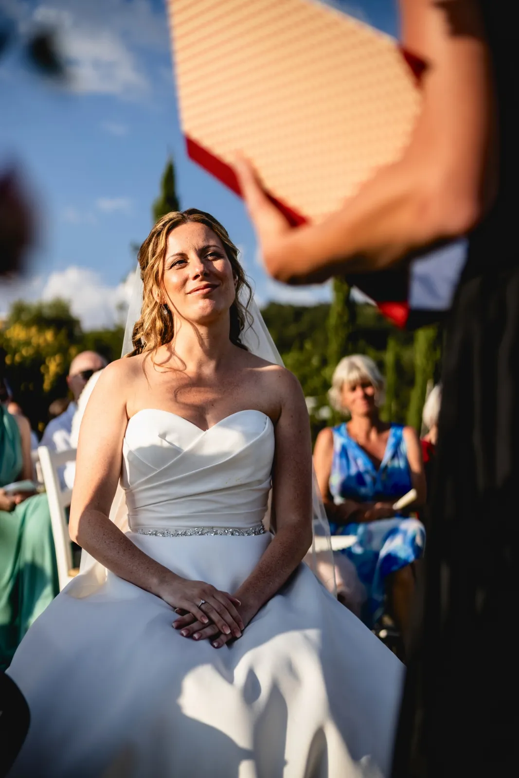 La sposa sorride seduta durante la cerimonia