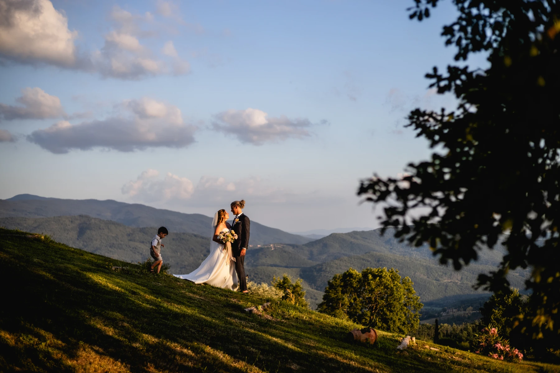 Gli sposi su una collina toscana al tramonto