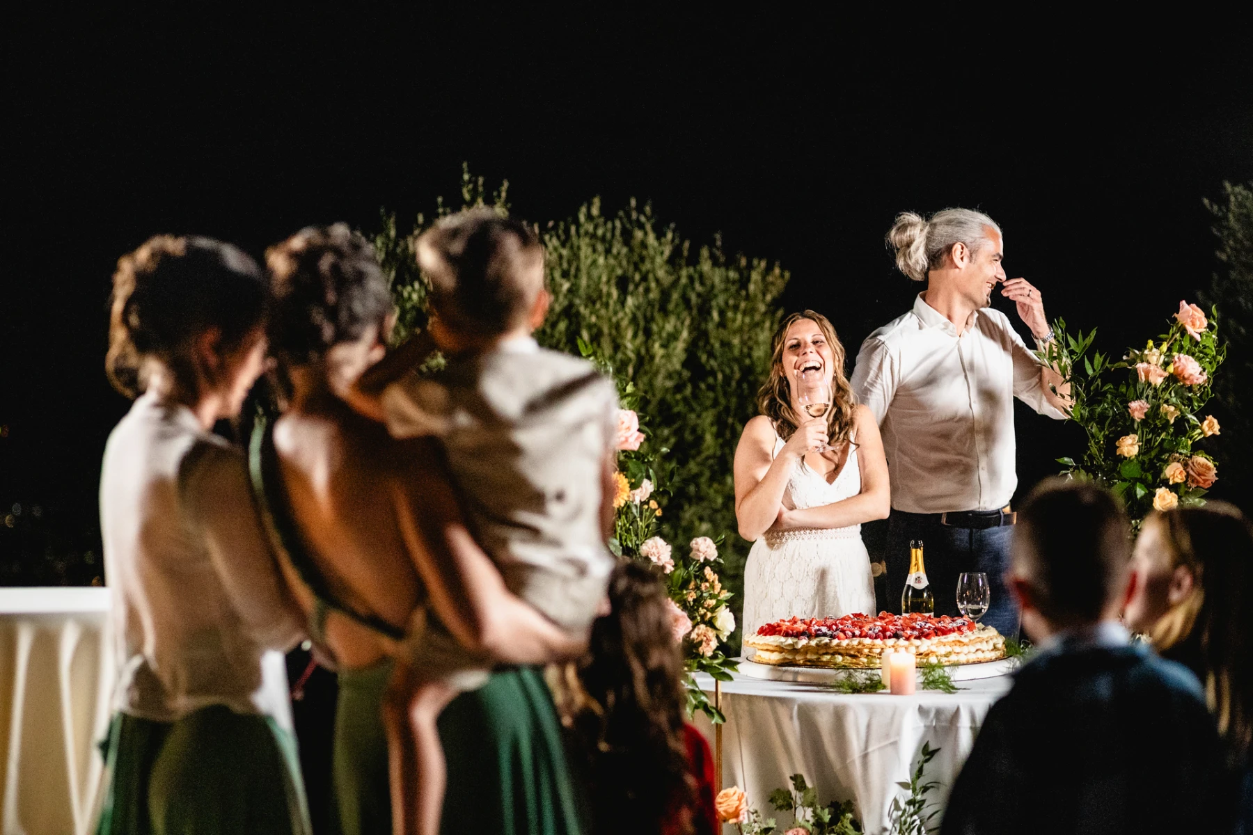 Il taglio della torta nella notte